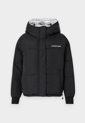 Čierna pérová bunda s kapucňou, ktorá má lesklý strieborný interiér, elastické manžety a predný potlač s nápisom "KOLOROVÝ REBEL."