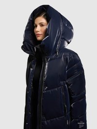 Marineblå dunjakke med en stor, isoleret hætte, skinnende yderside, lynlåslukning foran og vandrette quiltede mønstre. Har sidelommer.