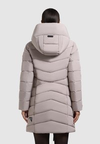 Pufová bunda vo svetlosivej farbe s chevronovým prešívaním, veľkou kapucňou a malým logom na dolnej ľavej strane, s hladkým povrchom.