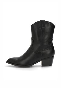 Botas de vaquero de cuero negro con punta afilada y tacón bajo. Presenta una textura suave y un sencillo detalle de costura en la parte superior.