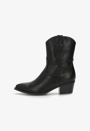 Botas de vaquero de cuero negro con punta afilada y tacón bajo. Presenta una textura suave y un sencillo detalle de costura en la parte superior.