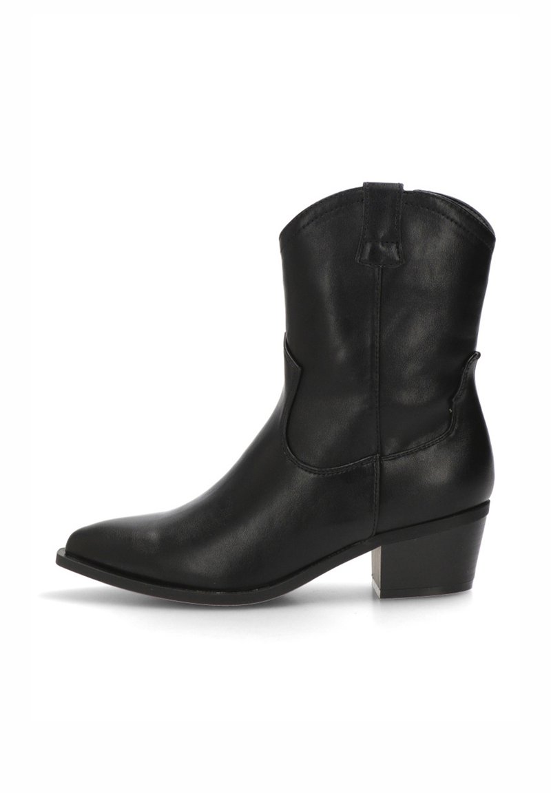Botas de vaquero de cuero negro con punta afilada y tacón bajo. Presenta una textura suave y un sencillo detalle de costura en la parte superior.