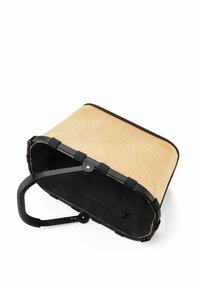 Sac en panier de forme arrondie, en matériau tissé beige, doublure en tissu noir et une poignée noire solide. Comprend une poche zippée à l'intérieur.