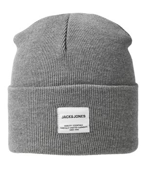 Grijze geribde beanie met een omgeslagen rand, featuring een wit label met zwarte tekst dat "JACK & JONES" zegt en aanvullende merkdetails.