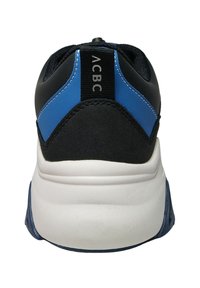 Scarpa sportiva nera e blu con suola bianca imbottita, caratterizzata da una parte superiore testurizzata, dettagli lisci e un'etichetta con logo sul tallone.