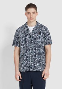 Korte mouw shirt in marineblauwe stof met witte bloemen- en abstracte patronen, voorzien van een button-down kraag en een subtiel logo op de borst.
