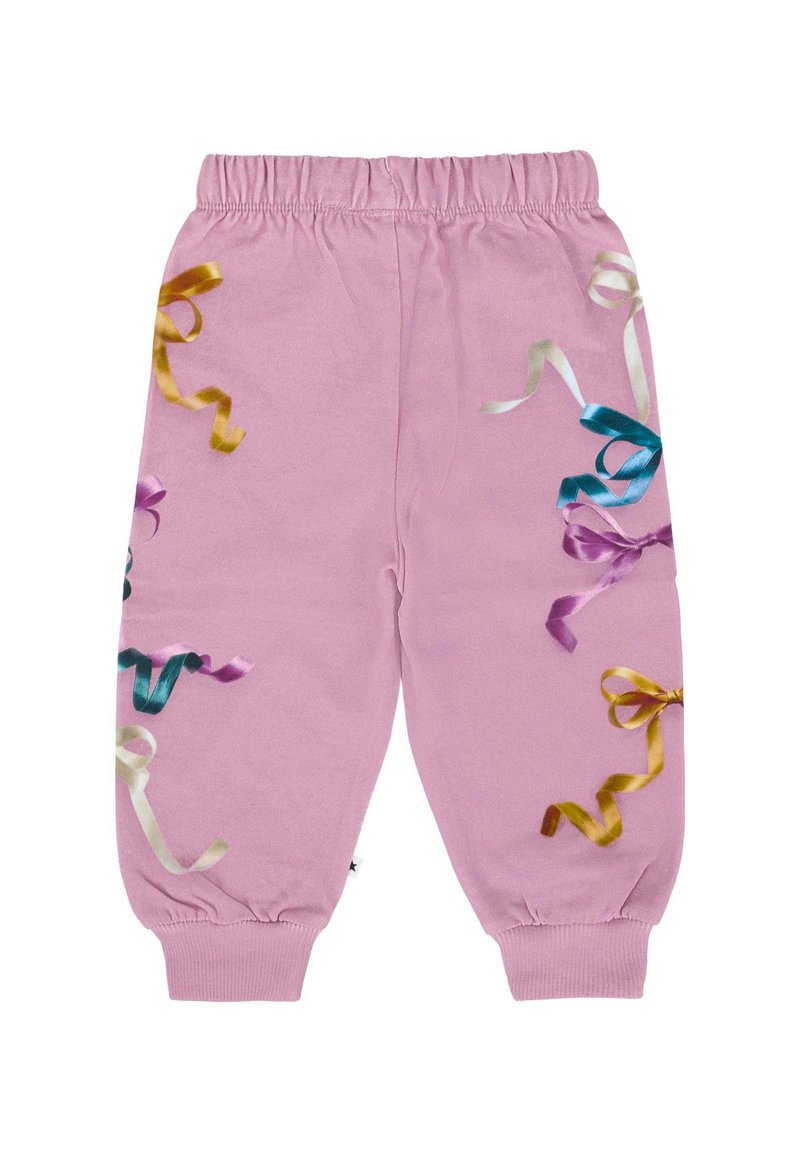 Roze katoenen broek met een elastische tailleband, versierd met meerkleurige lintpatronen in paarse, blauwe, gouden en groene accenten.