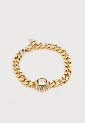 Bracelet chaîne en or avec un ornement hexagonal présentant un grand gemme carré clair entouré de petites pierres étincelantes.