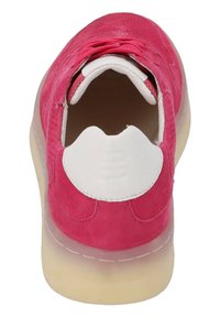 Sneaker rosa con tomaia in suede, dettagli in rete, colletto imbottito bianco e suola traslucida. Presenta lacci e logo sul tallone.