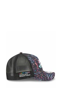 Schwarze Baseballm�ütze mit einem bunten Farbspritz-Design. Verfügt über einen Netz-Rücken und ein "Crucial Catch Intercept Cancer"-Label an der Seite.
