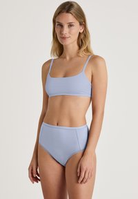 Lichtblauwe bikini-set gemaakt van een nylonmix. De top heeft een vierkante halslijn en dunne bandjes, terwijl de hoogwaardige onderkant zijnaad heeft.