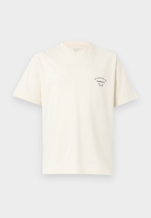 Λευκό κοντομάνικο T-shirt εκρου με μικρό μαύρο κείμενο και γραφικό σκαριού στο πάνω αριστερό μέρος του στήθους.