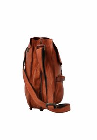 Borsa in pelle marrone con una texture morbida, chiusura con zip, tracolla regolabile e dettagli con tasche laterali. Progettata per un uso casual.