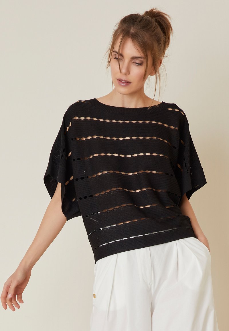 Manila Grace PERFORATED WITH BOAT NECK IN BLEND TShirt print nero