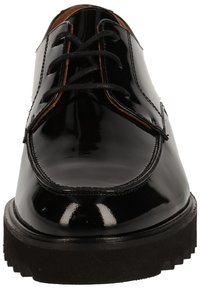 Scarpa da uomo in pelle patinata nera con superficie liscia, punta rotonda e dettagli in pelle marrone a contrasto. Presenta lacci neri e una suola spessa nera.