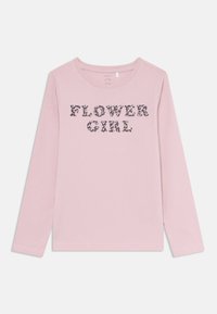 Paarse lange mouwen T-shirt van katoen met de tekst "FLOWER GIRL" in een donker bloemenpatroon op de voorkant. Zachte textuur, ronde halslijn.