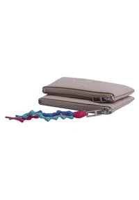 Billetera de cuero beige con dos compartimentos con cremallera y llavero trenzado colorido en azul, verde y rosa. Textura suave, diseño minimalista.