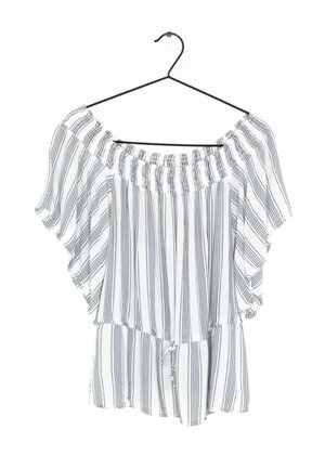 Top blanco con hombros descubiertos y rayas verticales negras, con escote y bordes de las mangas con volantes, cintura fruncida y detalle de cordón.