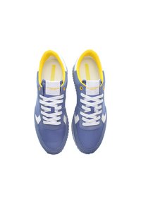 Zapatillas de tela azul con detalles y cordones en blanco. Forro interior y entresuela amarillos. Punta redonda y suela de goma texturizada.