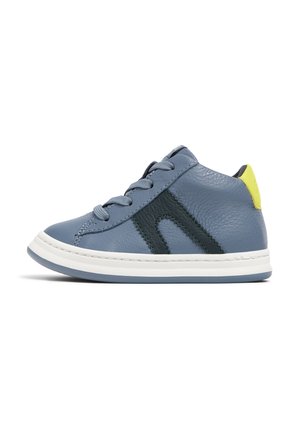 Baskets en cuir bleu clair avec des accents vert foncé, semelle blanche et bout rond. Présentent un dessus texturé et un design à lacets.