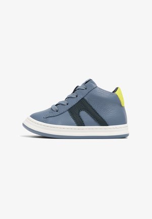 Zapatillas de cuero en azul claro con acentos en verde oscuro, suela blanca y puntera redonda. Presentan un upper texturizado y diseño con cordones.
