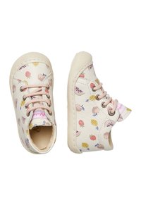 Zapatillas infantiles de cuero blanco con un patrón de frutas. Presentan cordones rosas y suelas de goma. Diseño de punta redondeada y de corte bajo.