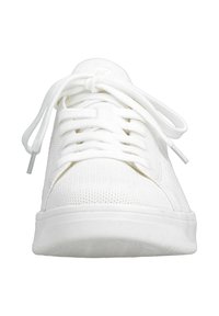 Weiße Sportschuhe mit einer strukturierten Strickoberfläche, rundem Zehenbereich und flachen weißen Schnürsenkeln. Entworfen mit einer glatten weißen Gummisohle und abgesteppten Akzenten.