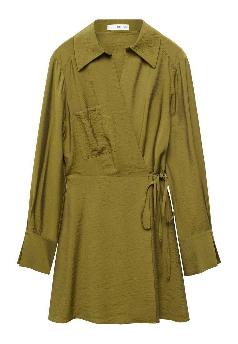 Robe portefeuille vert olive avec des manches longues, un col, une poche poitrine et une ceinture à nouer. Texture lisse avec un subtil éclat.