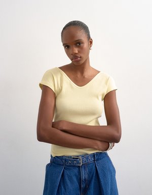 Topshop LISSY V NECK - Μπλουζάκι με στάμπα - pale banana