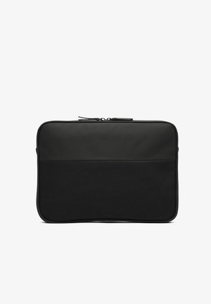 Czarna osłona na laptopa o gładkim, matowym wykończeniu i teksturowanym panelu z tkaniny. Posiada górne zapięcie na zamek błyskawiczny oraz brak zewnętrznych elementów metalowych i logo.