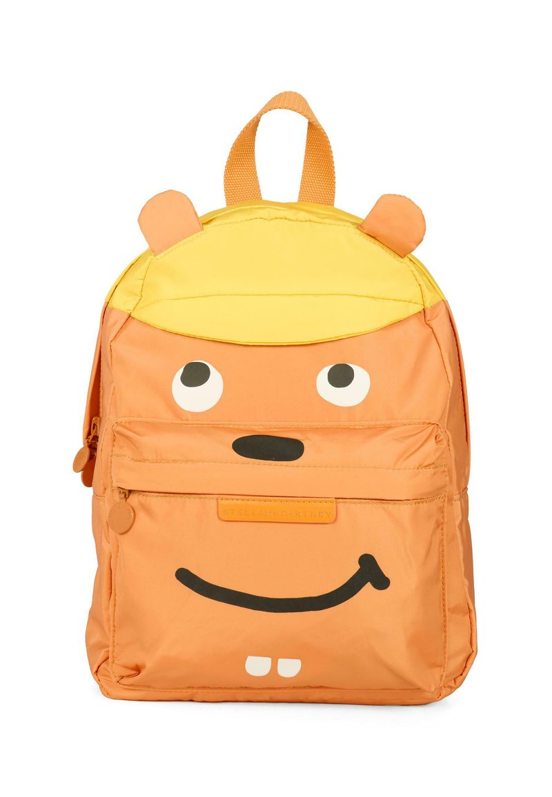 Sac à dos orange avec un visage de dessin animé souriant, des accents jaunes, des yeux et des oreilles noirs, doté d'une poche zippée à l'avant et d'un patch logo.