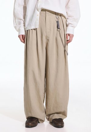 Bershka SUPERBAGGY MENSWEAR DROP 8 - TROUSERS - Stoffhose - sand