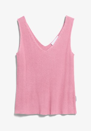 Rosa geripptes, ärmelloses Stricktop mit V-Ausschnitt und breiten Schulterträgern, flach auf weißem Hintergrund ausgelegt.