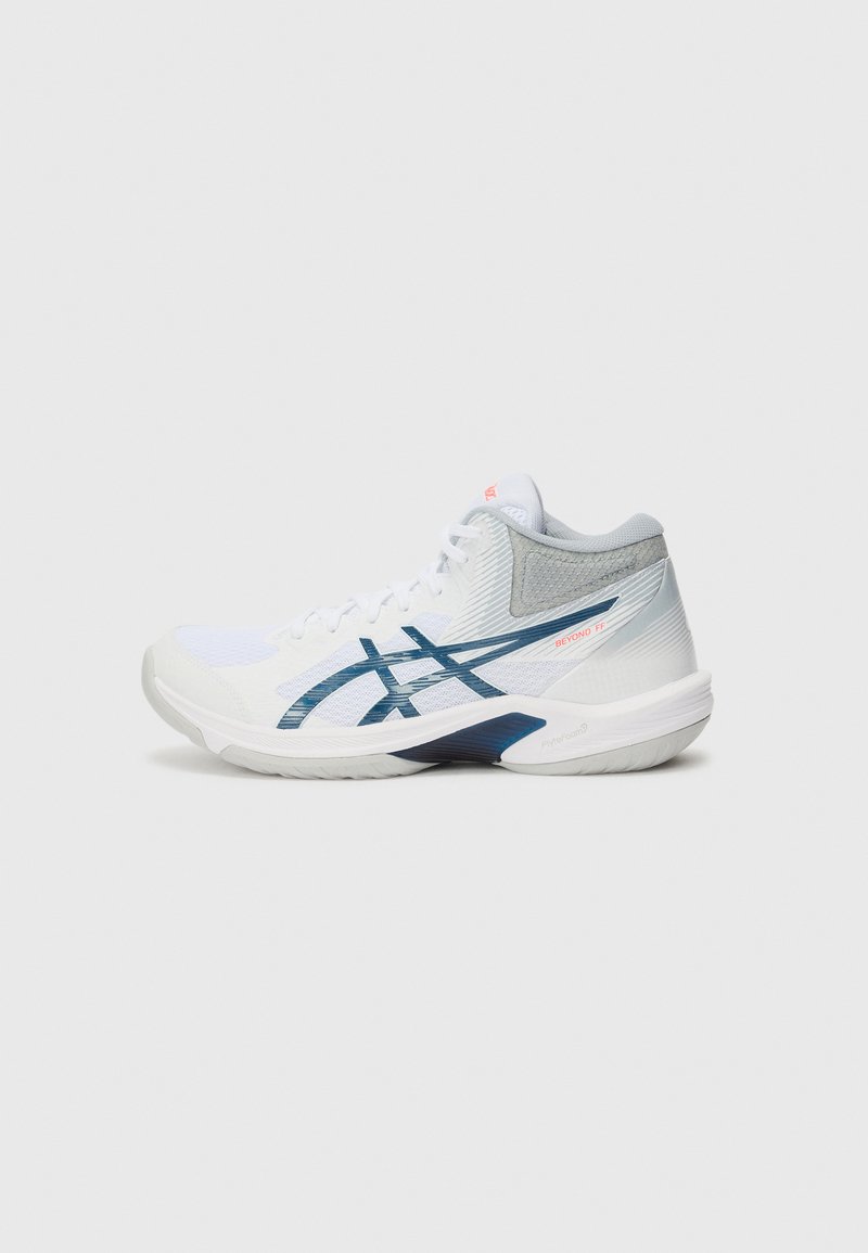 Sapatilha alta desportiva em malha branca com detalhes em azul marinho. Apresenta um calcanhar texturizado, design leve e sola de borracha durável.