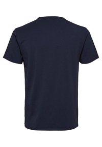 Ναυτικό μπλε βαμβακερό μπλουζάκι με στρογγυλή λαιμόκοψη και κοντά μανίκια. Η πλάτη έχει λεία υφή και ίσια κοπή στο ποδιού. Χωρίς γραφικά σχέδια.