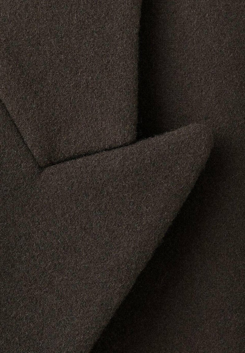 Tessuto di lana marrone scuro con una superficie testurizzata e morbida simile al feltro. Presenta angoli sovrapposti che creano un design netto e angolare.