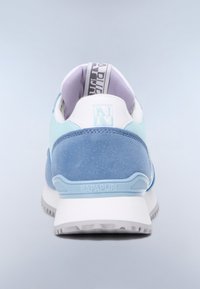 Niebiesko-biały sneaker Napapijri widziany od tyłu, wykonany z zamszu i siateczki, z charakterystycznymi detalami na pięcie i pętli do zakładania.