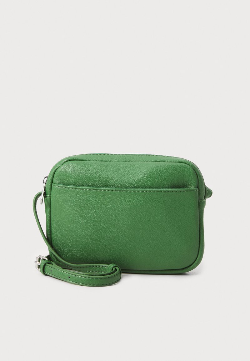 Zelená kožená crossbody taška s texturovaným povrchem, obdélníkovým tvarem, zipovým uzávěrem a nastavitelným popruhem. Obsahuje zadní kapsu.