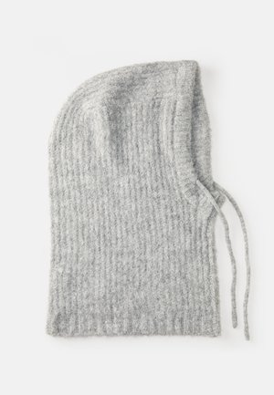 Šedá pletená kukla s žebrovanou texturou, vybavená šňůrkou a těsným střihem. Vyrobena z měkkého, teplého materiálu.