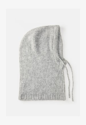 Balaclava gri din tricotaj cu textura ribbed, dotată cu un sistem de șiret și o potrivire strânsă. Fabricată dintr-un material moale și cald.