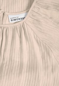 Beige topp laget av lett, teksturert stoff med vertikale folder og rundt halsutskjæring. Merket viser "KAREN BY SIMONSEN."