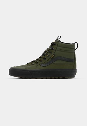 Hochschnittiger Sneaker in olivgrün, aus Stoff mit schwarzen Akzenten. Verfügt über robuste Schnürsenkel, eine strukturierten Sohle und ein wasserabweisendes Design.
