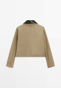 Veste beige courte avec manches longues et col en cuir noir contrasté, vue de dos sur un fond blanc uni.