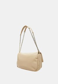 Borsa a tracolla color pesca con texture liscia, dotata di una tracolla a catena e di una forma morbida e arrotondata. Design minimalista, senza hardware visibile.