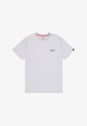 Svijetlosivi pamučni majica s kratkim rukavima, s malim crnim grafičkim detaljem na lijevoj strani prsa i crvenim oznakom na izrezu.