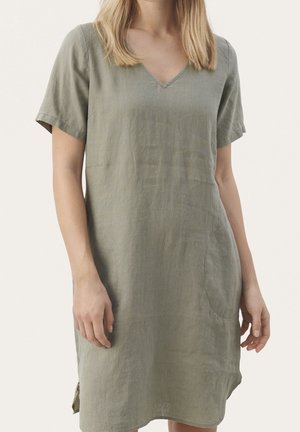 Robe à manches courtes en lin doux de couleur vert olive, avec un décolleté en V et des poches latérales, dotée d'une finition de tissu légèrement texturée.