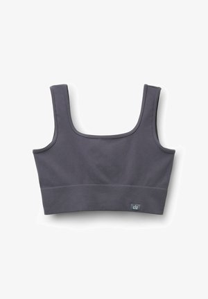 Sujetador deportivo gris con canalé, escote cuadrado y tirantes anchos. Presenta una banda de soporte en la parte inferior y una pequeña etiqueta en la esquina.