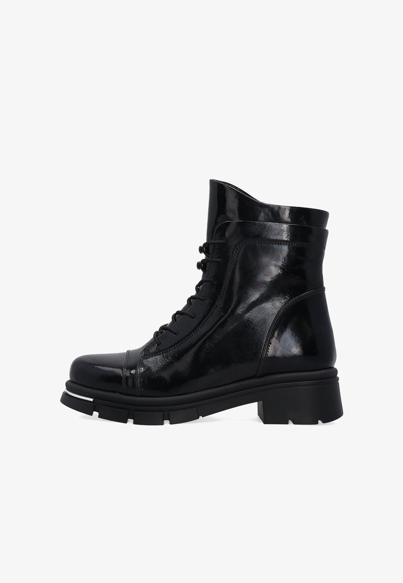 Schwarze Lederstiefeletten mit glänzender Oberfläche, runder Schuhspitze, Schnürverschluss und einer robusten, strukturierten Gummisohle. Besitzt minimale Nähdetails.