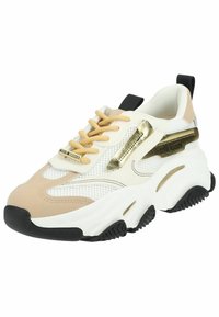 Sneakers chunky con tomaia in rete bianca, dettagli beige, rifiniture dorate e suola in gomma nera; presentano lacci piatti e un passante.