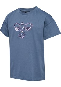 Blauwe katoenen t-shirt met korte mouwen, met een bloemenpatroon van een bij in paars en wit op de voorkant. Ronde halslijn.